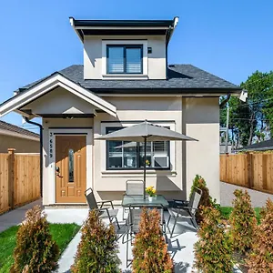 Villa Three Bedrooms New Laneway House Near Public Transit, Vancouver